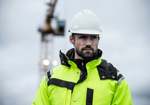 Mand på byggeplads i hi vis arbejdstøj fra Kansas