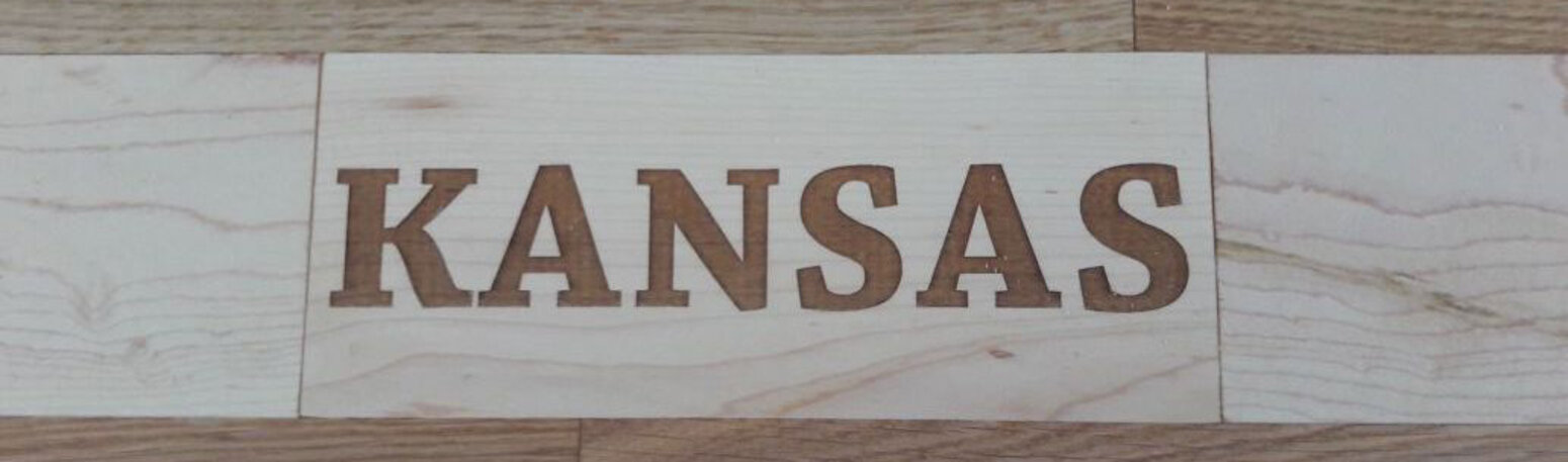 Kansas Logo im Parkett