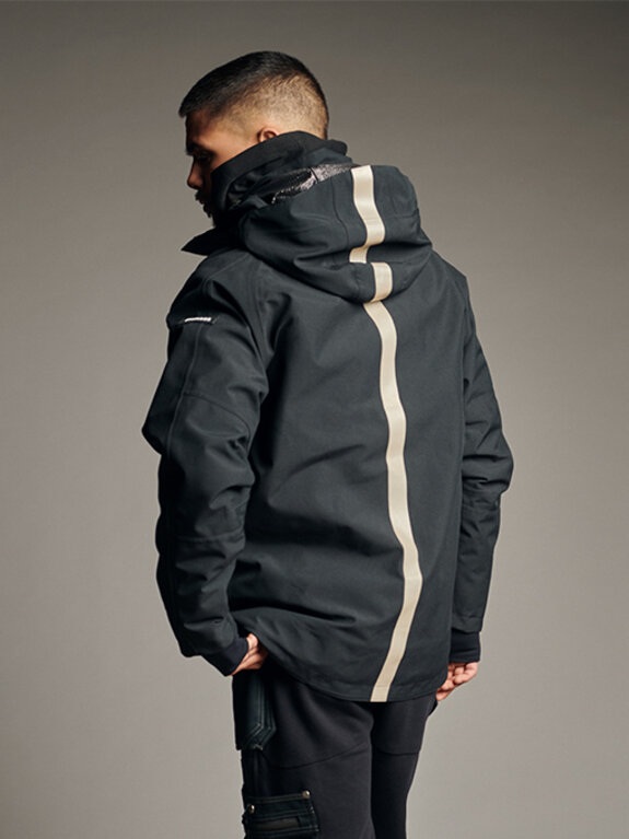 Mand i arbejdsbukser og gore-tex arbejdsjakke