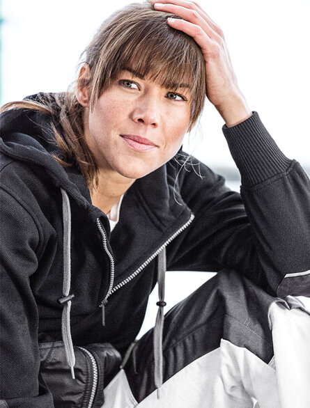 Dame in sweatjack met capuchon