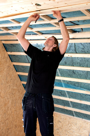 Timmerman Anders maakt een plafond