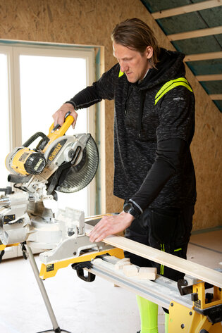 Sportieve man in sportieve werkkleding