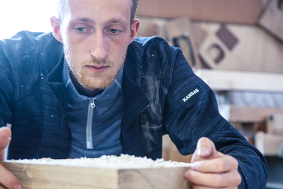 Tischler in Arbeits-Sweatshirt mit Reißverschluss