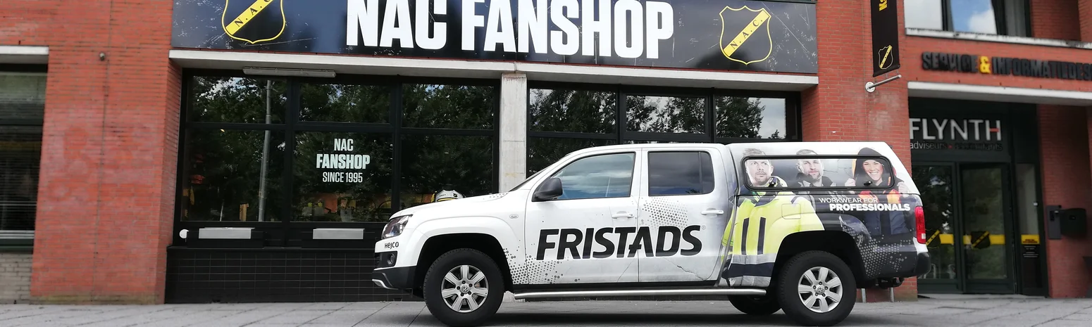 De pick up voor het stadion van NAC