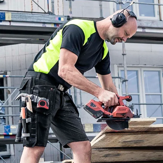 Bouwvakker met zaag buiten op de bouw