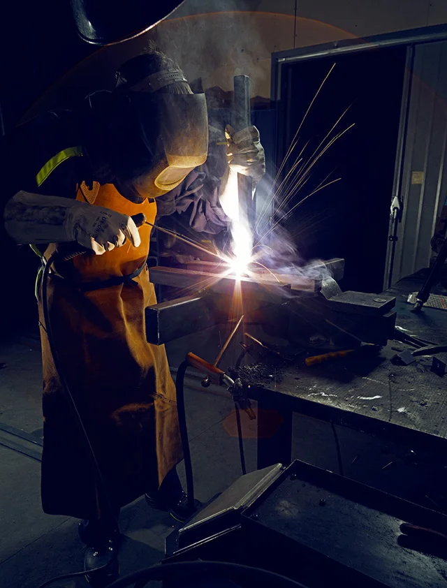 Lasser in vlamvertragende kleding