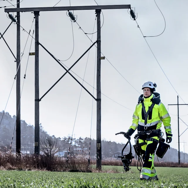 Homme au travail en pantalon de travail ignifugé et veste ignifugée