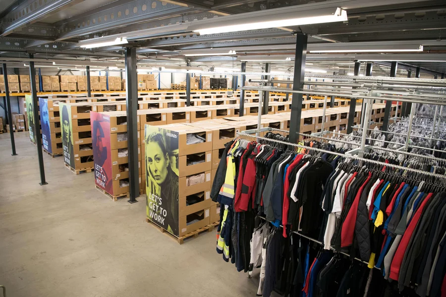Kleding en dozen in het Fristads Warehouse in Breda