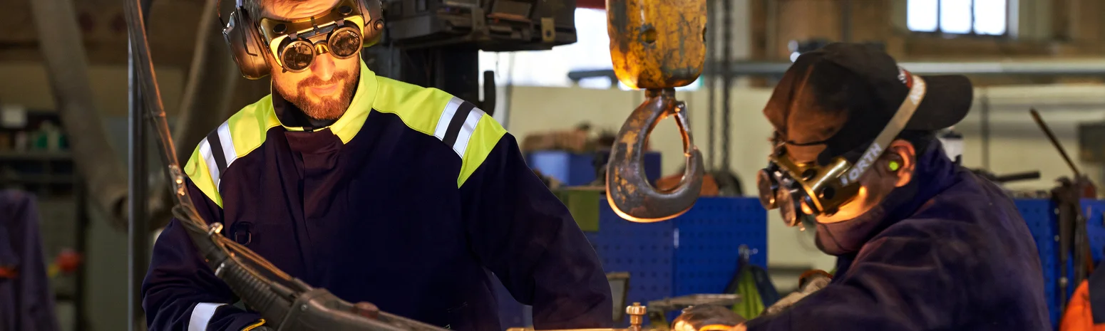 Professionals aan het werk in vlamvertragende werkkleding