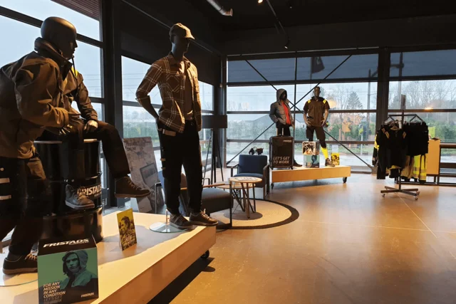 Man en vrouw in werkkleding bij een auto