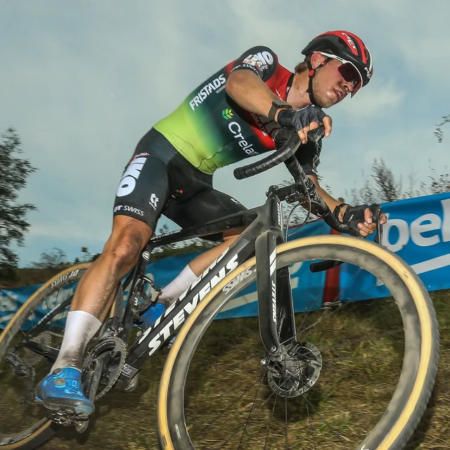 Mathis Avondts in Iko-Crelan tenue met Fristads Workwear in de zij. Trotse sponsor cyclocross seizoen 2021-2022.
