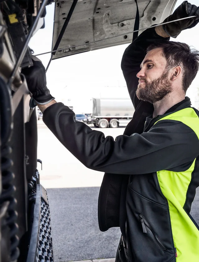 Man in geel zwart jack