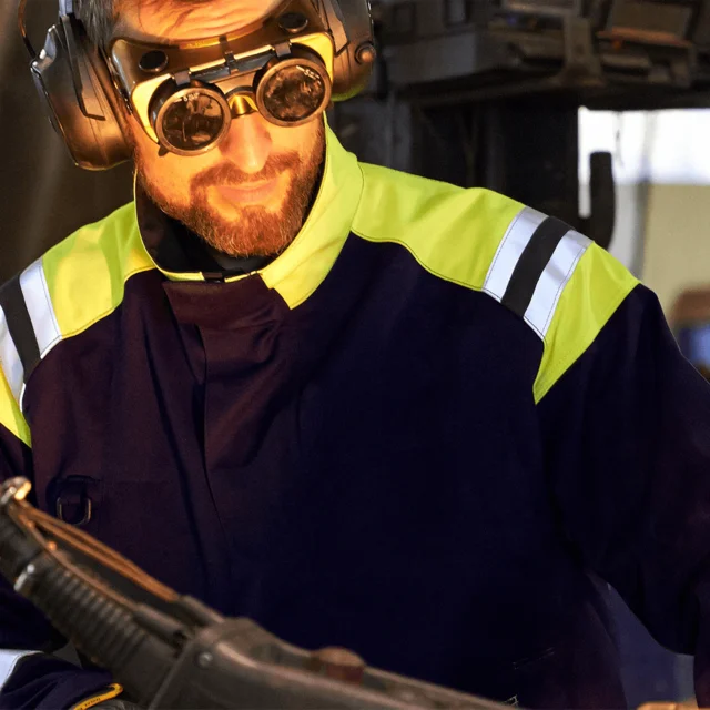 Professional met vlamvertragende kleding