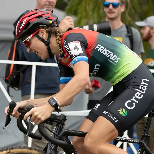 Yara Kastelijn in Iko-Crelan tenue